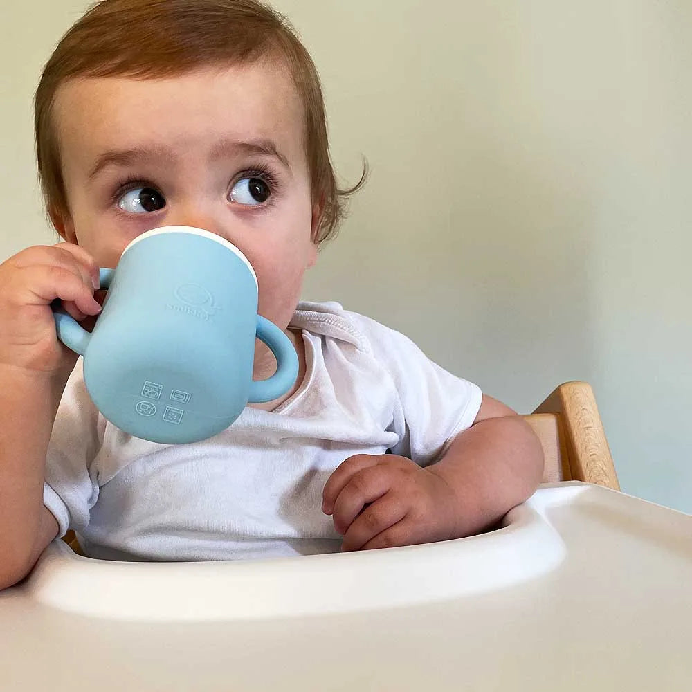 Je baby uit een drinkbeker leren drinken