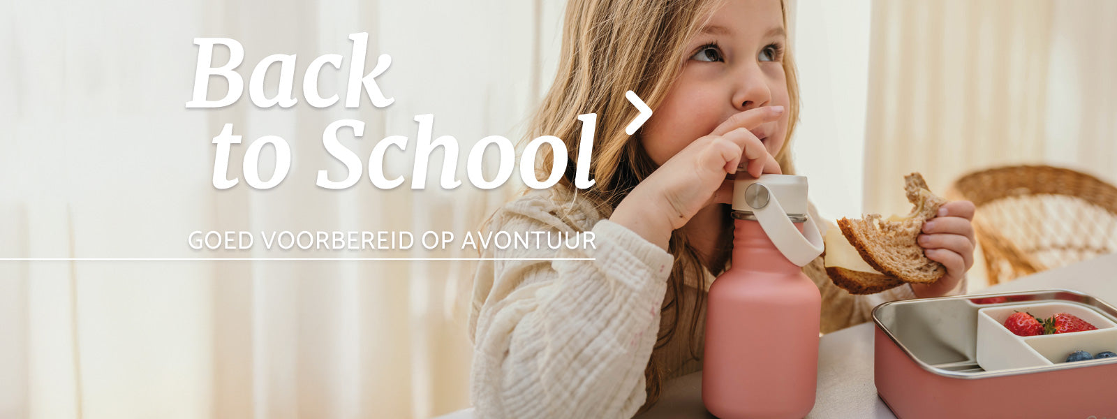 Meisje met roze RVS drinkfles en lunchbox van Smikkels, eerste schooldag – Back to School - Home