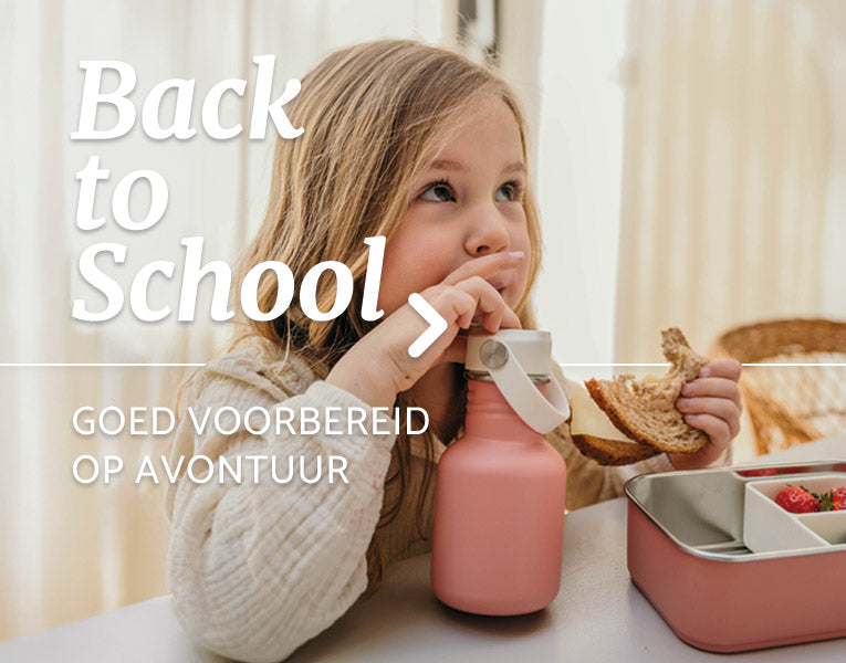 Meisje met roze RVS drinkfles en lunchbox van Smikkels, eerste schooldag – Back to School - Home