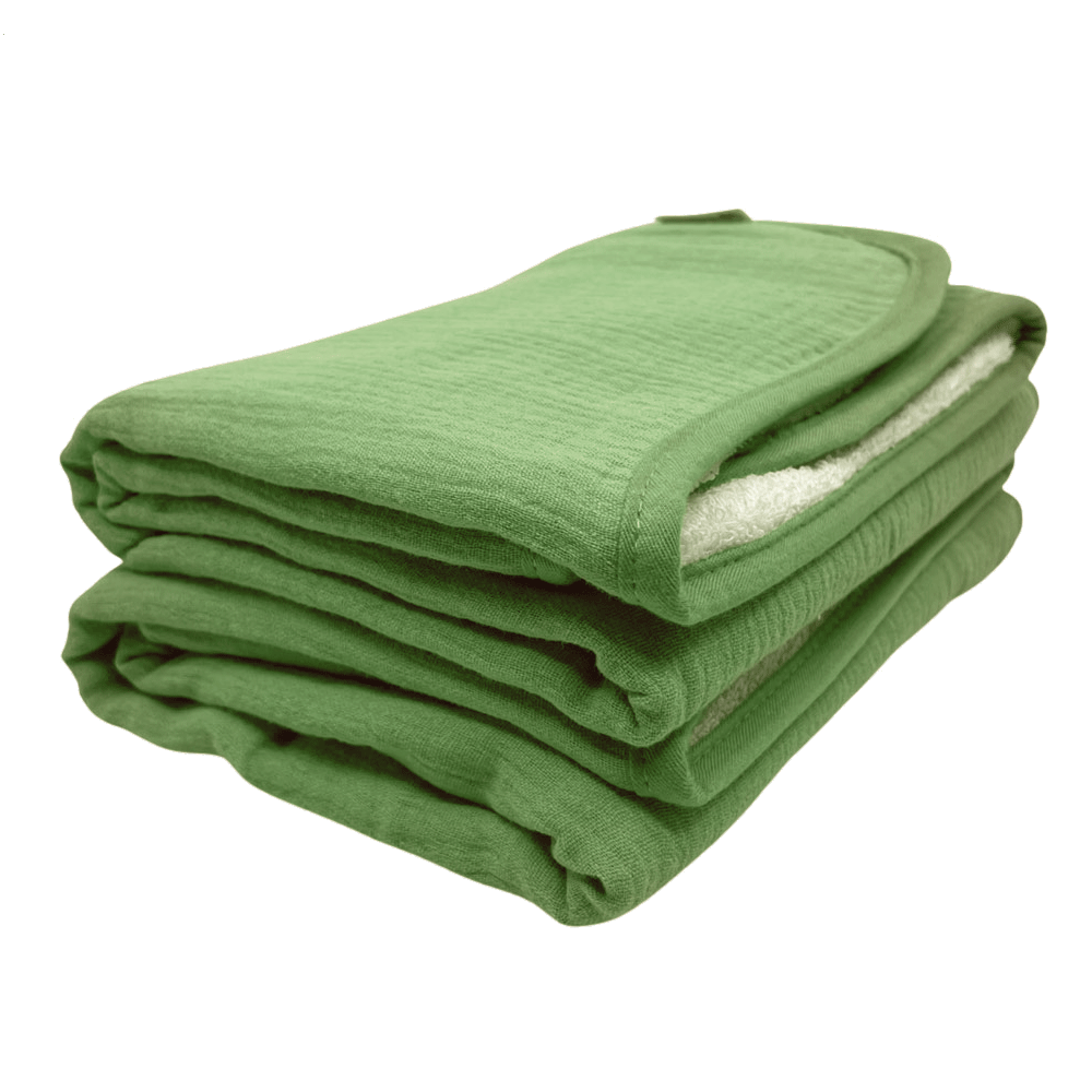 Groene babyhanddoek van Smikkels met hydrofiele zijde en badstof zijde