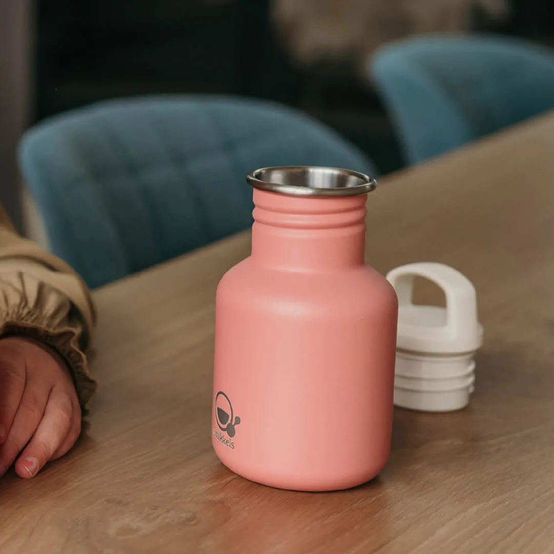 Roze RVS drinkfles van Smikkels - Sfeerbeeld