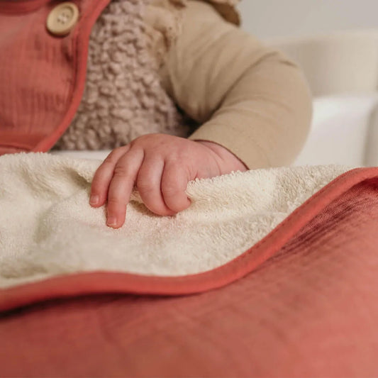 Roze hydrofiele babydoek baby detail