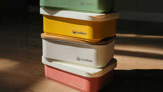 Stapel RVS broodtrommels voor school in zachte Smikkels kleuren – duurzame en lekvrije lunchboxen voor kinderen