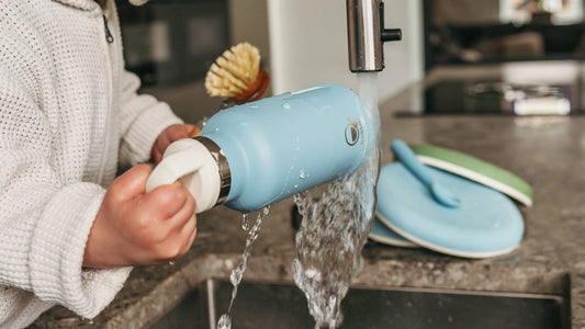 Hoe maak je een RVS drinkfles goed schoon?