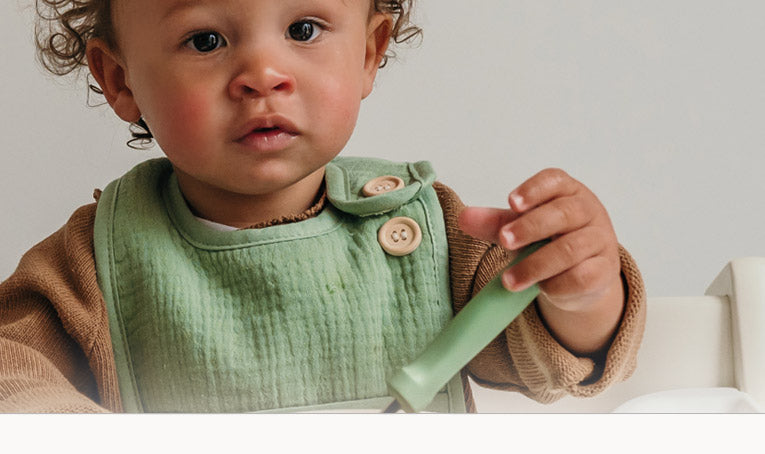 Jongetje met groen katoenen slabbetje van Smikkels
