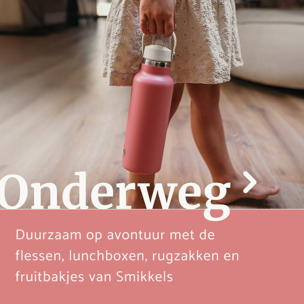 Kind loopt op houten vloer met een roze 500ml thermos drinkfles van Smikkels