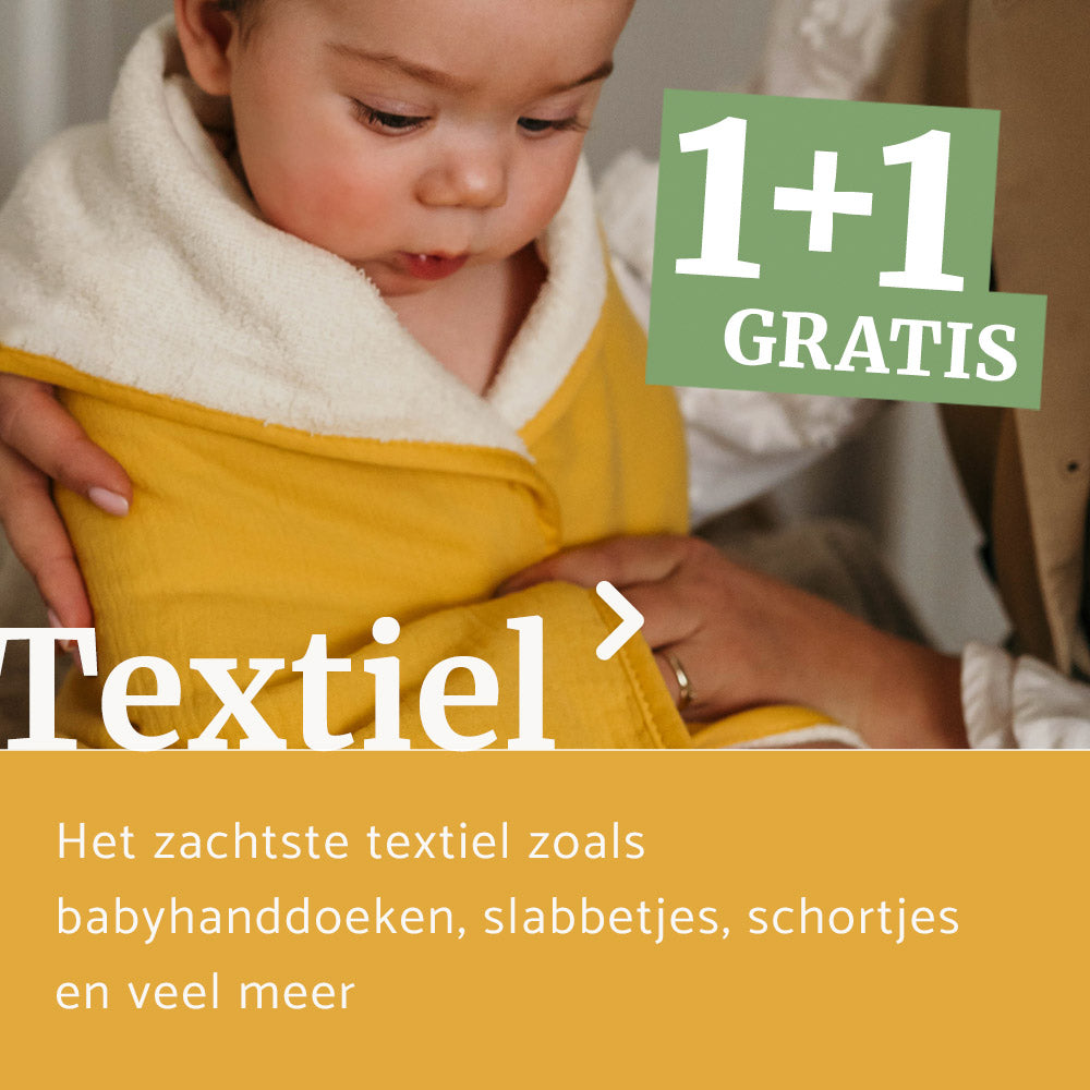 baby gewikkeld in gele babyhanddoek van Smikkels