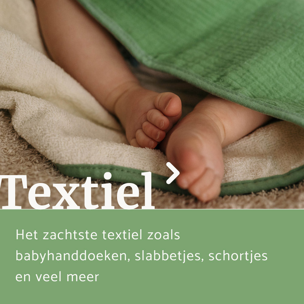Twee voetjes gewikkend in een groene babydoek van Smikkels