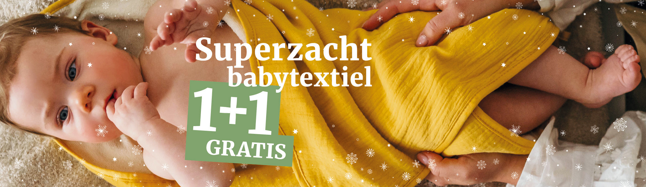 Baby gewikkeld in gele babyhanddoek van Smikkels
