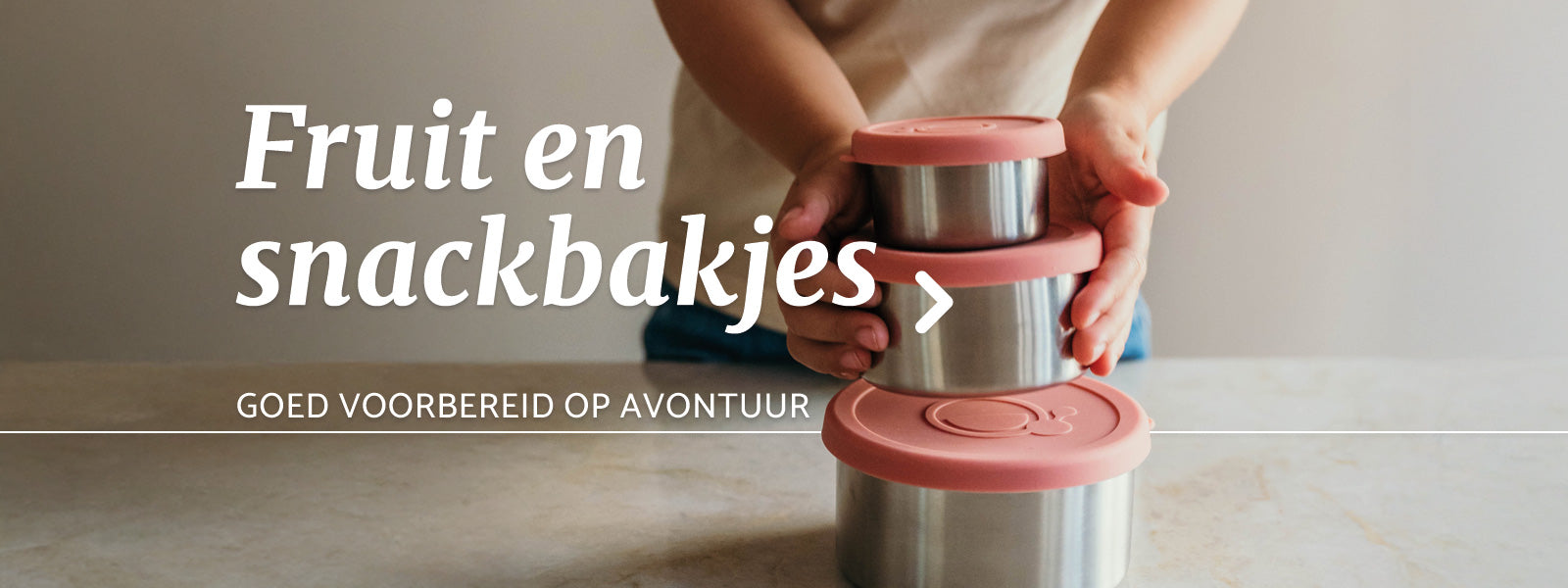 Meisje zet RVS fruit en snackbakjes van Smikkels op elkaar