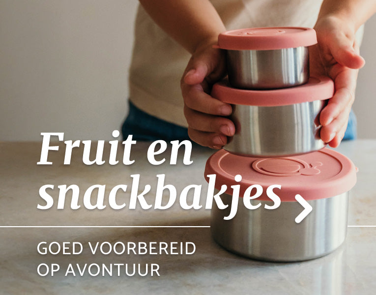 Meisje zet RVS fruit en snackbakjes van Smikkels op elkaar