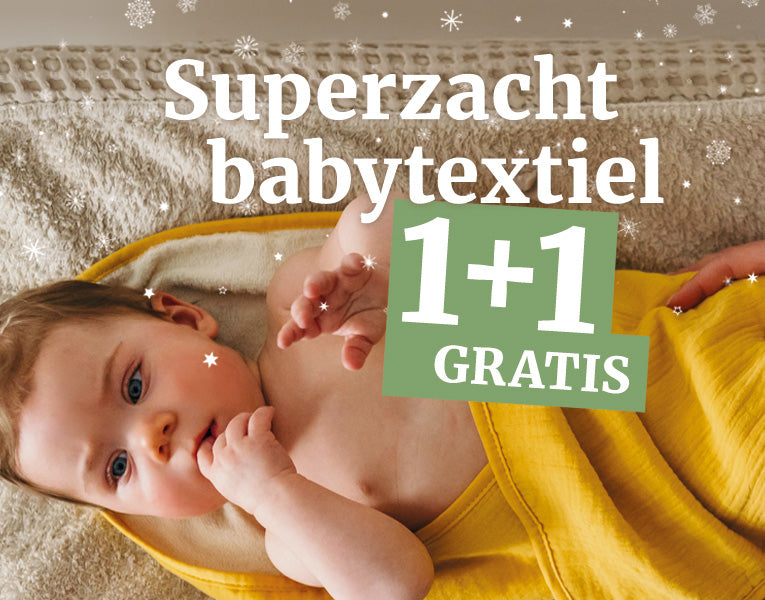 Baby gewikkeld in gele babyhanddoek van Smikkels