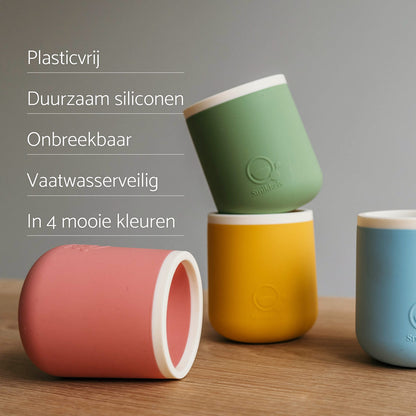 Smikkels siliconen drinkbekers op een houten tafel