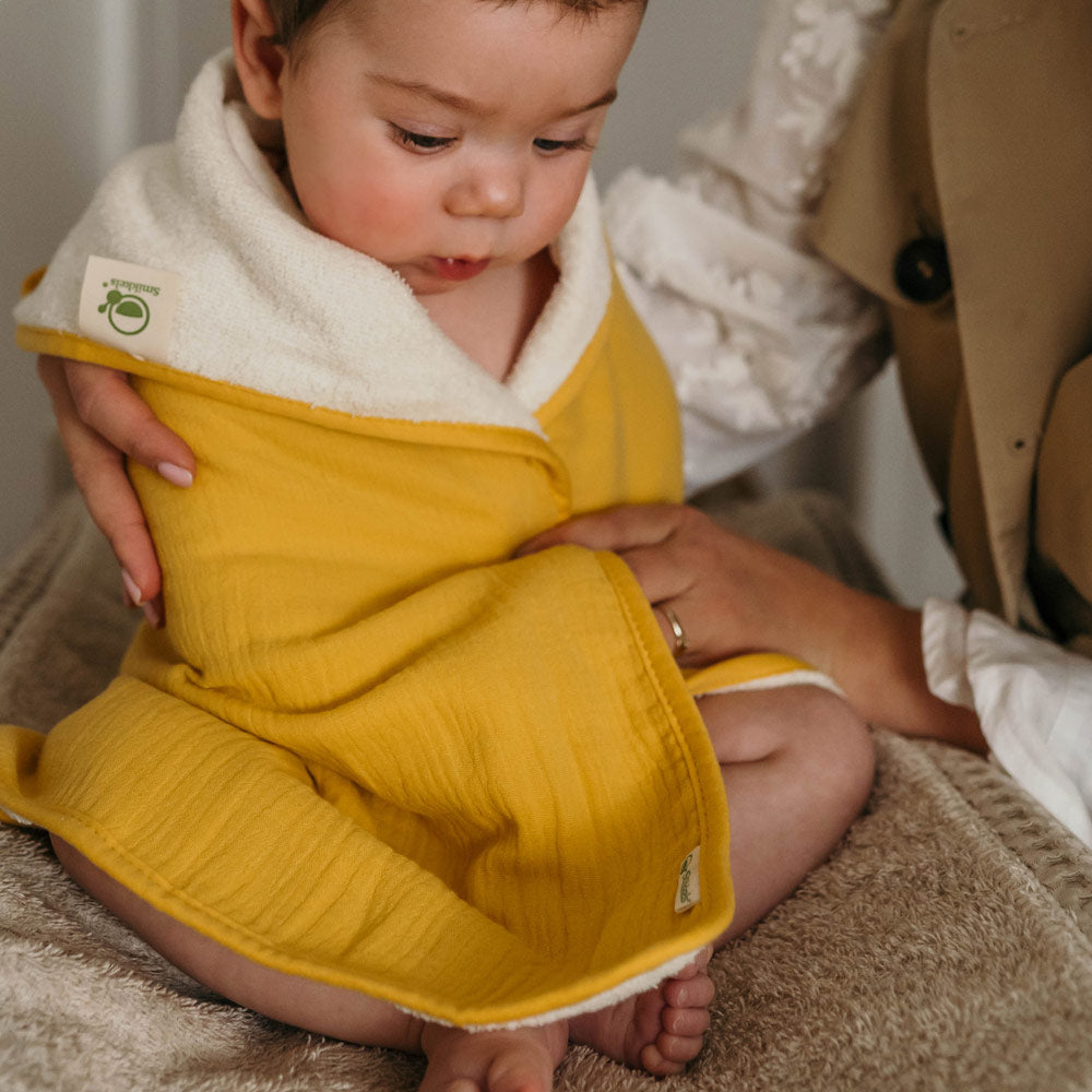 Gele hydrofiele babydoek baby sfeer