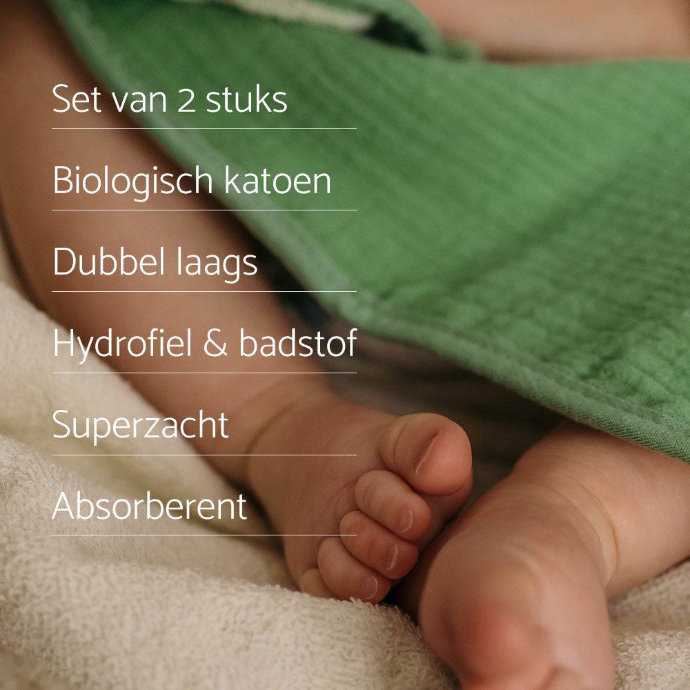 Babyvoetjes gewikkeld in een groene babyhanddoek van Smikkels