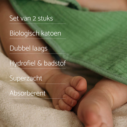 Babyvoetjes gewikkeld in een groene babyhanddoek van Smikkels