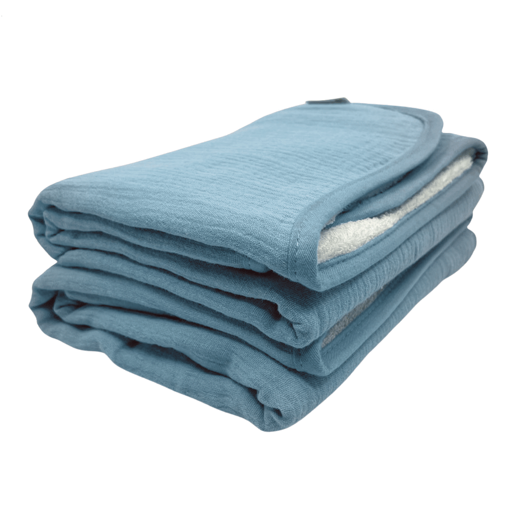 Blauwe babyhanddoek van Smikkels met hydrofiele zijde en badstof zijde