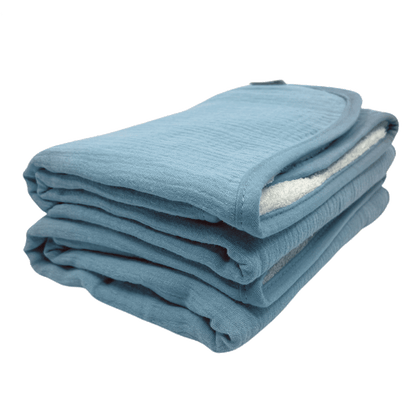 Blauwe babyhanddoek van Smikkels met hydrofiele zijde en badstof zijde