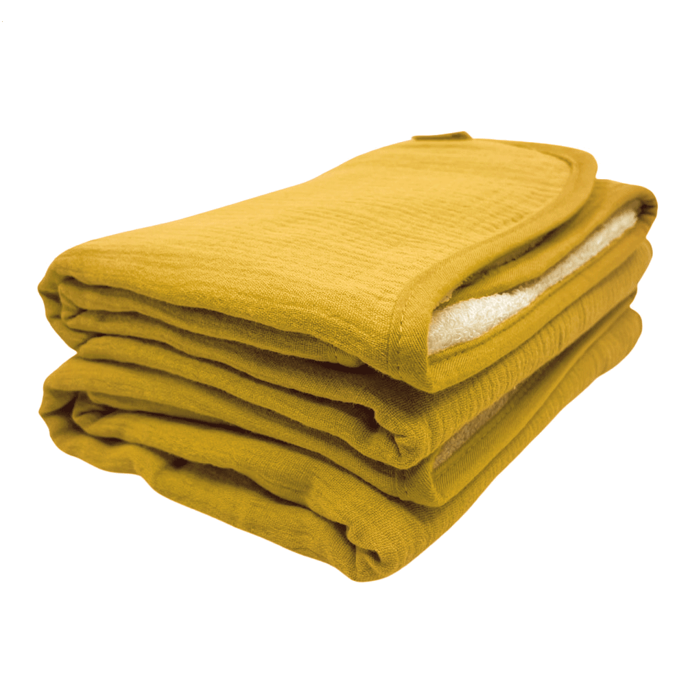 Gele babyhanddoek van Smikkels met hydrofiele zijde en badstof zijde