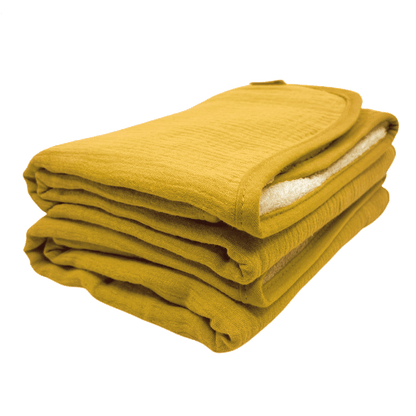 Gele babyhanddoek van Smikkels met hydrofiele zijde en badstof zijde