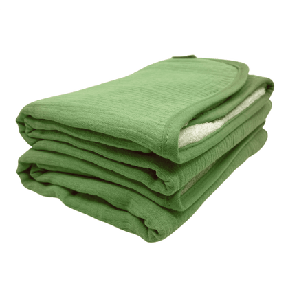 Groene babyhanddoek van Smikkels met hydrofiele zijde en badstof zijde