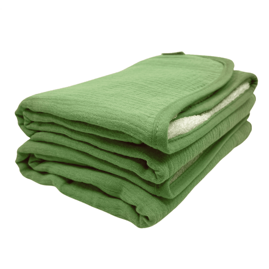 Groene babyhanddoek van Smikkels met hydrofiele zijde en badstof zijde