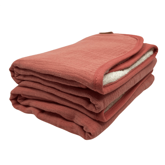 Roze babyhanddoek van Smikkels met hydrofiele zijde en badstof zijde