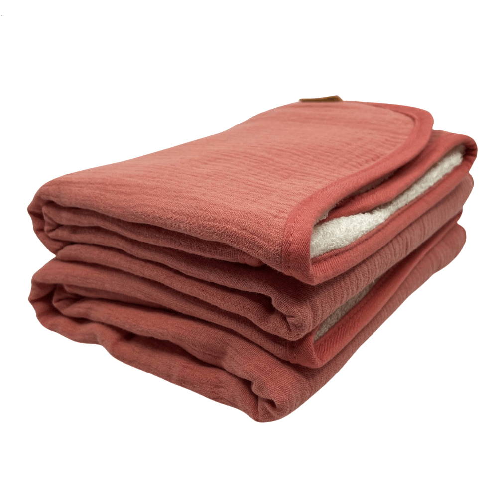 Roze babyhanddoek van Smikkels met hydrofiele zijde en badstof zijde