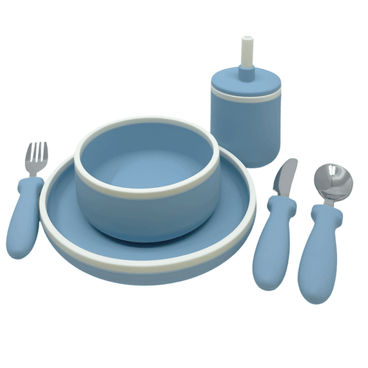 Blauwe siliconen dinerset van Smikkels bestaande uit een bordje bestek en drinkbeker