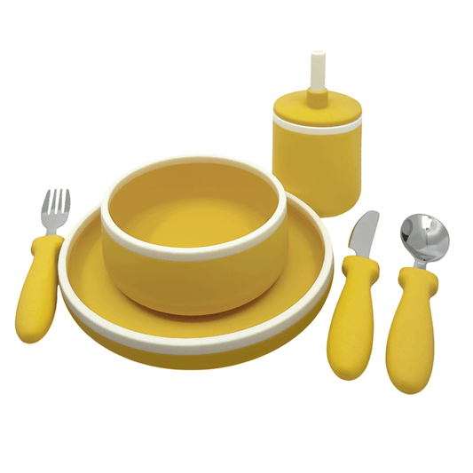 Gele siliconen dinerset van Smikkels bestaande uit een bordje bestek en drinkbeker