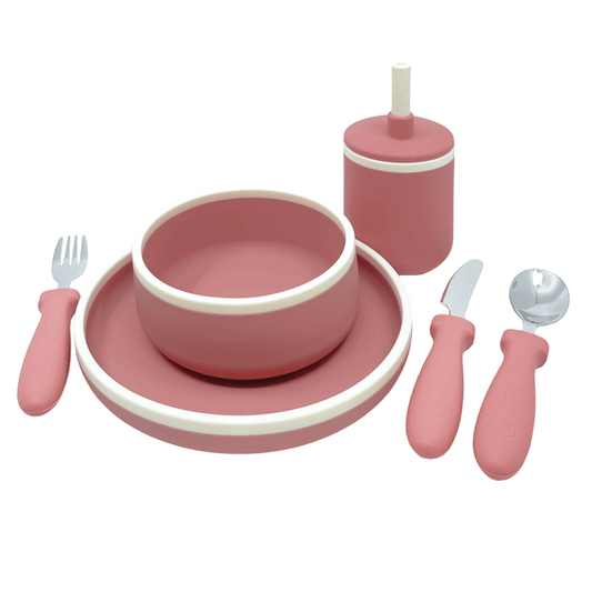 Roze siliconen dinerset van Smikkels bestaande uit een bordje bestek en drinkbeker