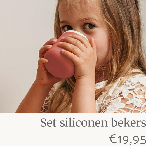 Meisje drink uit roze siliconen kinderbeker van Smikkels