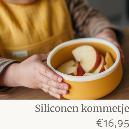 Geel siliconen kinderkommetje, vastgehouden door kind