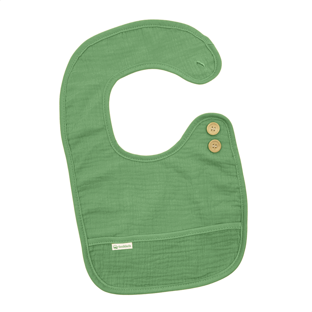 Groen slabbetje L van Smikkels met houten knoopjes, hydrofiele voorzijde en badstof achterzijde