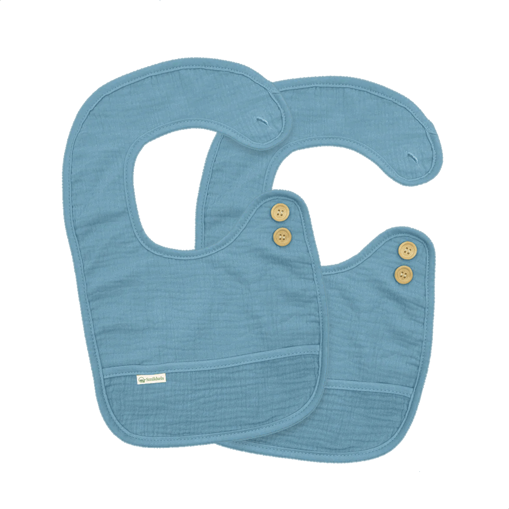 Set blauwe slabbetjes L van Smikkels met houten knoopjes, hydrofiele voorzijde en badstof achterzijde