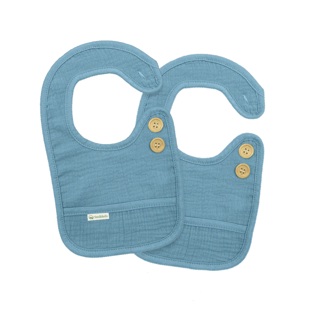 Set blauwe slabbetjes S van Smikkels met houten knoopjes, hydrofiele voorzijde en badstof achterzijde