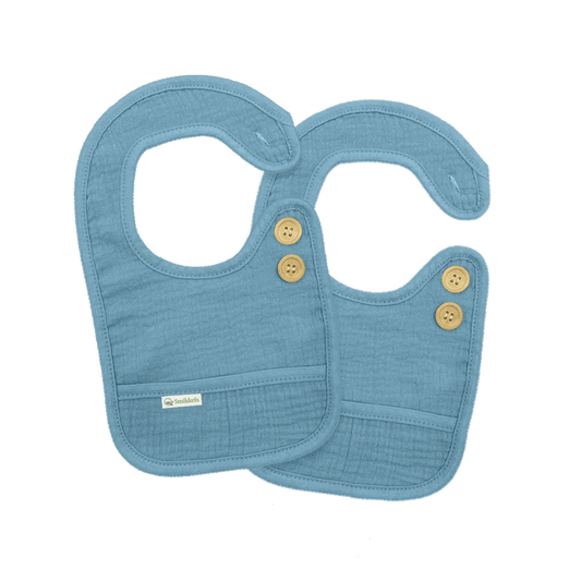 Set blauwe slabbetjes S van Smikkels met houten knoopjes, hydrofiele voorzijde en badstof achterzijde