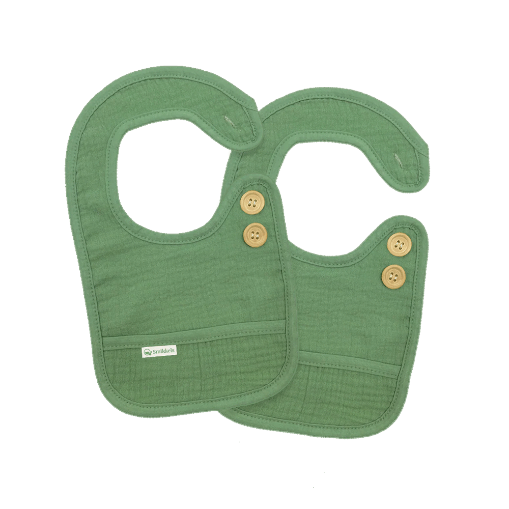 Set groen slabbetjes S van Smikkels met houten knoopjes, hydrofiele voorzijde en badstof achterzijde