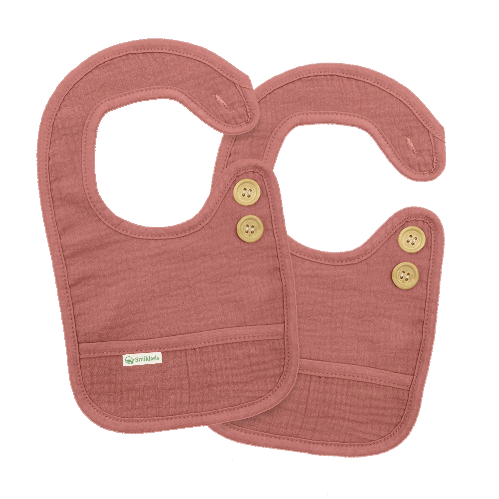 Set roze slabbetjes S van Smikkels met houten knoopjes, hydrofiele voorzijde en badstof achterzijde