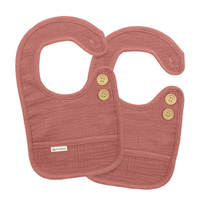 Set roze slabbetjes S van Smikkels met houten knoopjes, hydrofiele voorzijde en badstof achterzijde