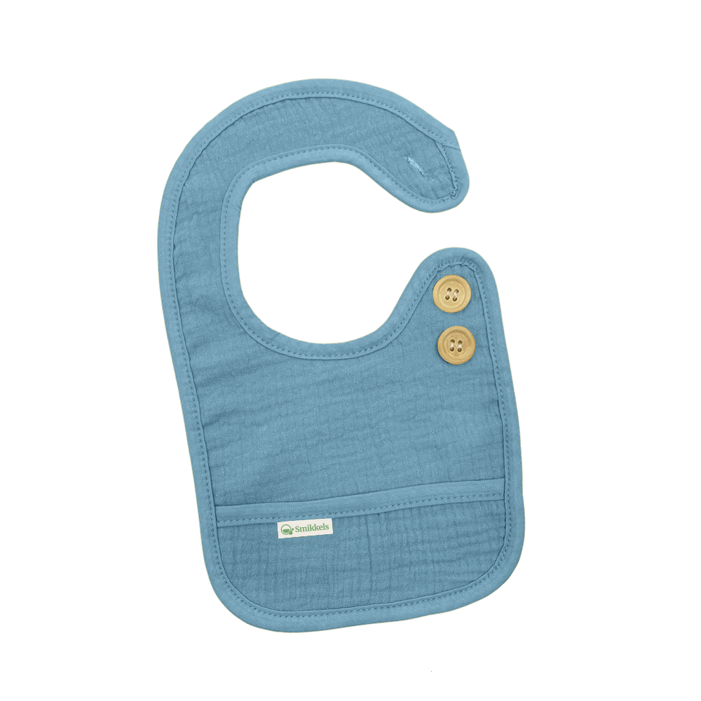 Blauw slabbetje S van Smikkels met houten knoopjes, hydrofiele voorzijde en badstof achterzijde