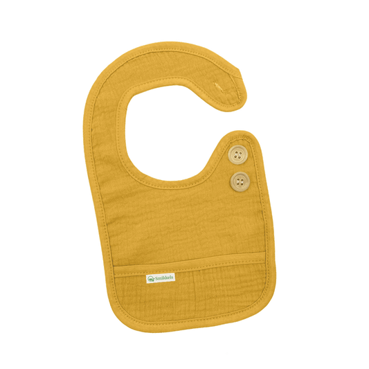 Geel slabbetje S van Smikkels met houten knoopjes, hydrofiele voorzijde en badstof achterzijde