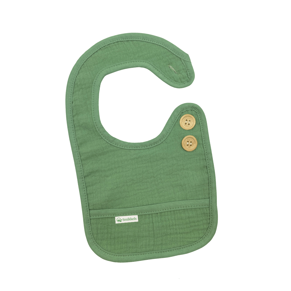 Groen slabbetje S van Smikkels met houten knoopjes, hydrofiele voorzijde en badstof achterzijde