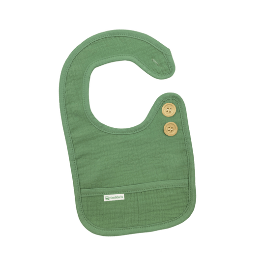 Groen slabbetje S van Smikkels met houten knoopjes, hydrofiele voorzijde en badstof achterzijde