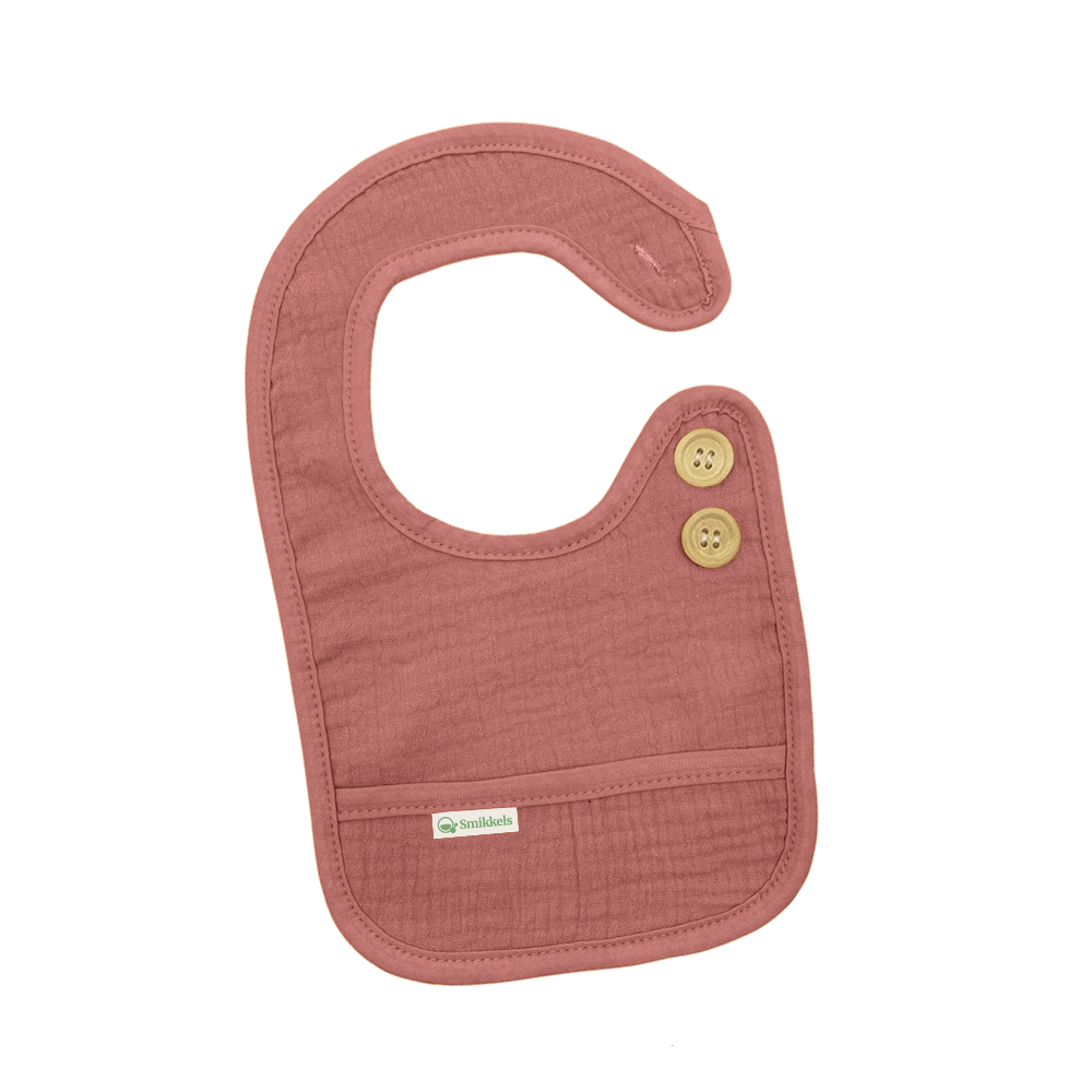 Roze slabbetje S van Smikkels met houten knoopjes, hydrofiele voorzijde en badstof achterzijde