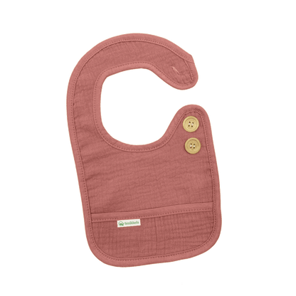 Roze slabbetje S van Smikkels met houten knoopjes, hydrofiele voorzijde en badstof achterzijde