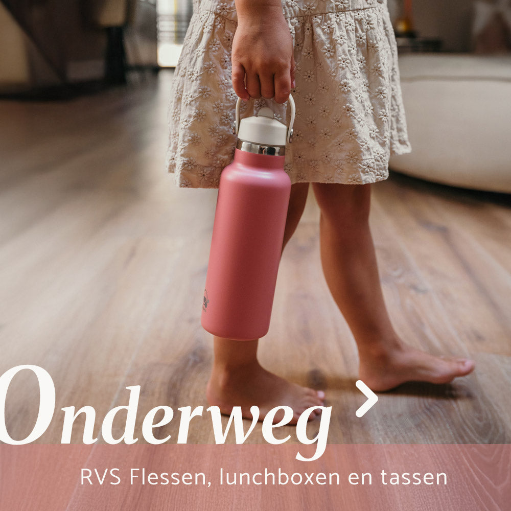 Meisje loop door kamer met roze 500ml RVS thermos drinkfles van Smikkels