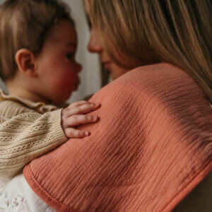 Roze schouderdoek babyhandje moeder - 100% Biologisch katoen